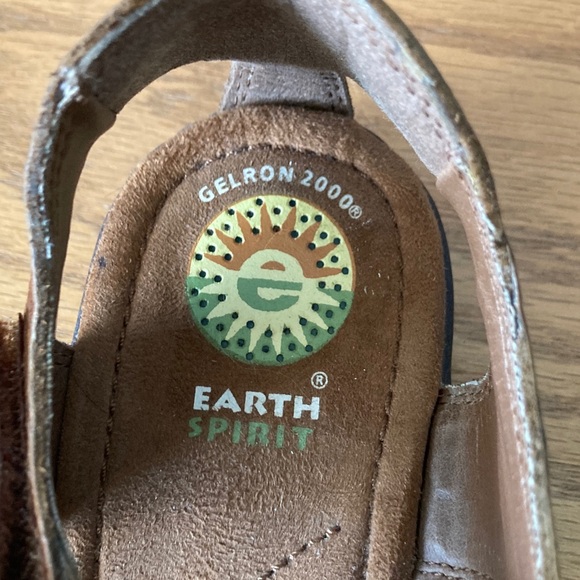 Earth Spirit Women's Brown Closed Toe Leather Sandals - Picture 6 of 10